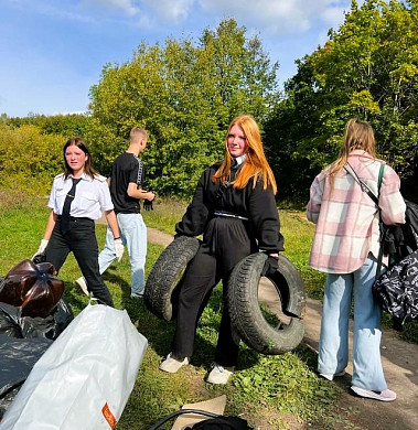 В Иванове студенты соревновались в уборке парка